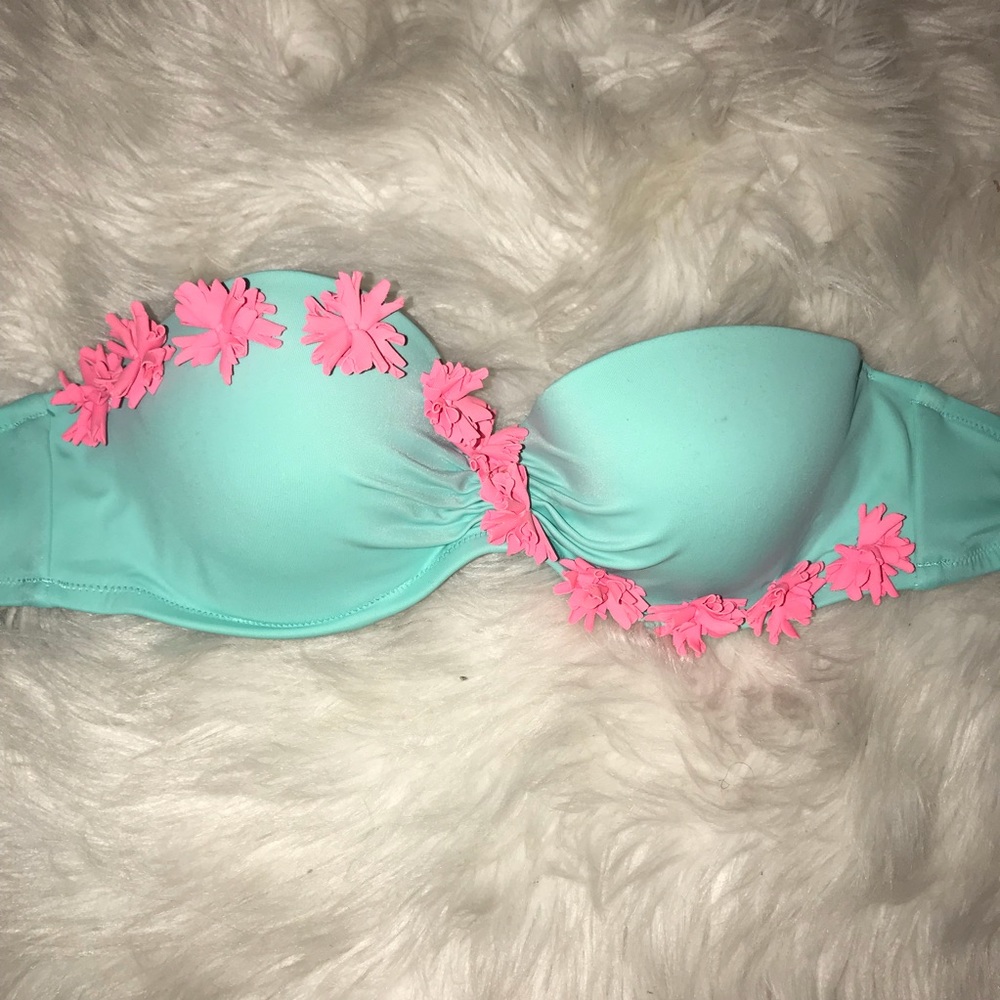 MAKE OFFER Victoria’s Secret Bikini Top